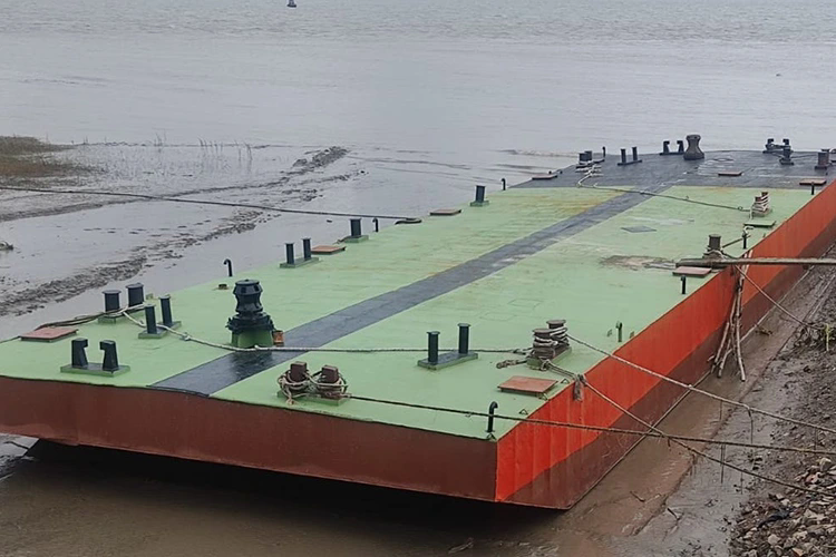 เรือโป๊ะช่วยปรับปรุงการก่อสร้างทางทะเลและการขนส่งสินค้าได้อย่างไร